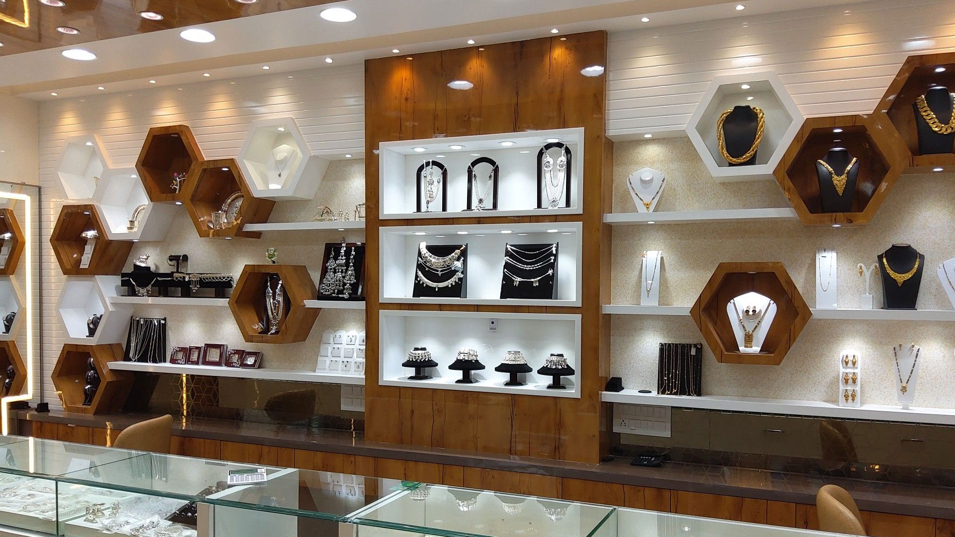 اکسسوریها در فضای داخلی مغازه طلافروشی