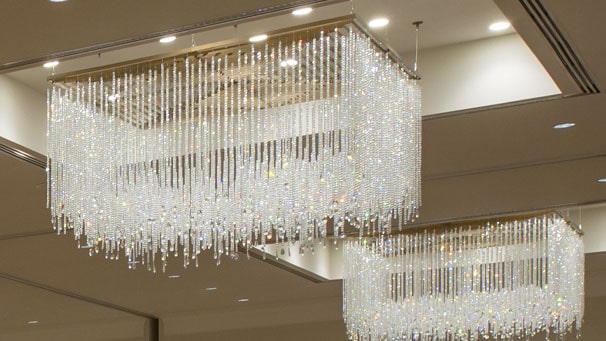 استفاده از لوستر برای سقف طلافروشی