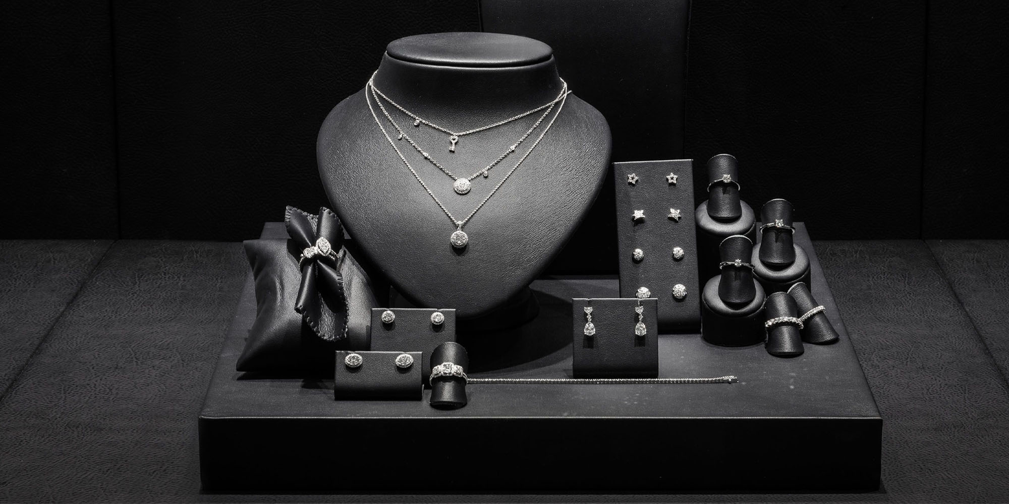 مانکن چرمی طلافروشی